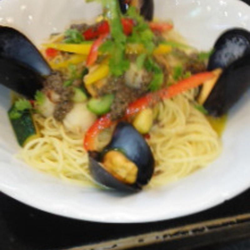 ムール貝、ホタテ、ズッキーニ、パプリカのアンチョビオリーブ風味のペペロンチーノ味(串よし )