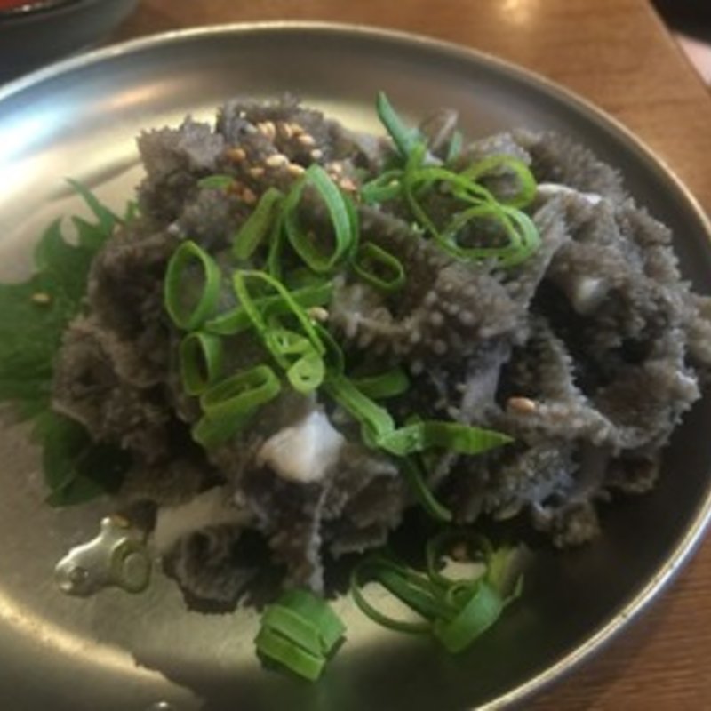 せんまい刺し(炭火串焼ホルモン 串八珍)