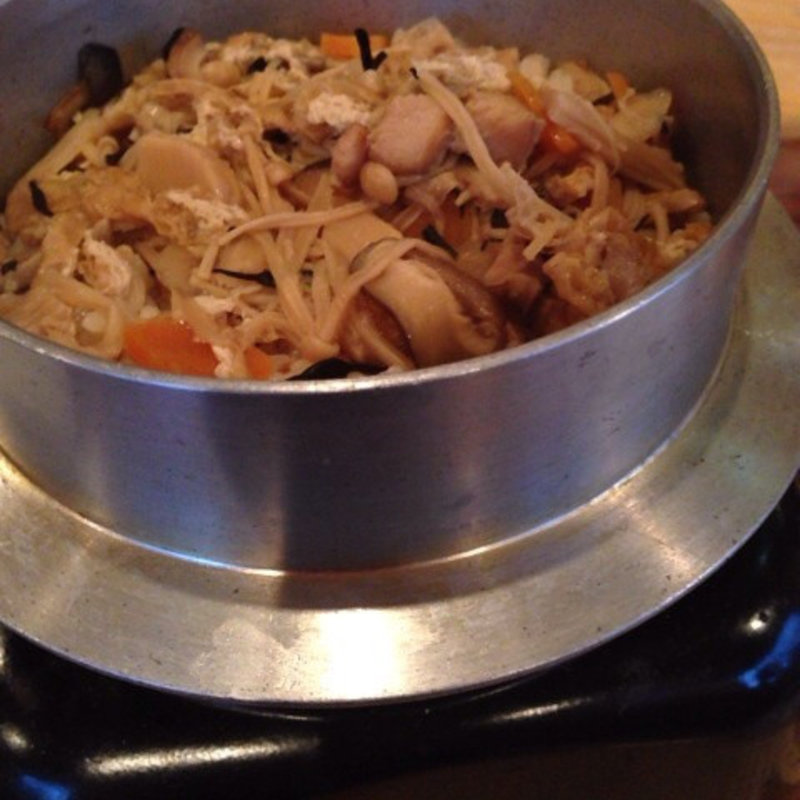 鶏五目釜飯(串山平八郎 （くしやまへいはちろう）)