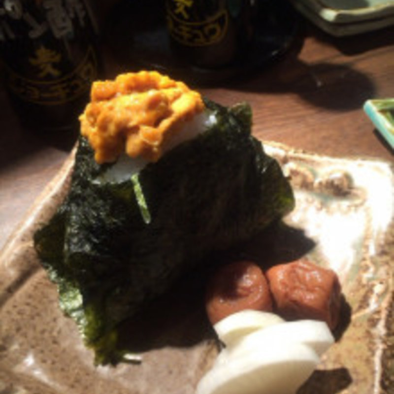 うにのおにぎり(丸秀鮮魚店)