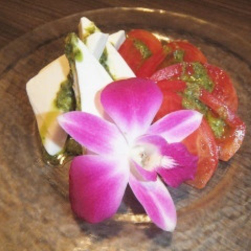 トマトとチーズのカプレーゼ～特製ソースをかけて～(九重)