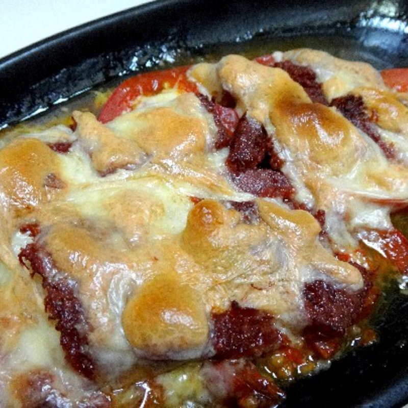 コンビーフ、トマト、チーズ焼き(亀鶴)