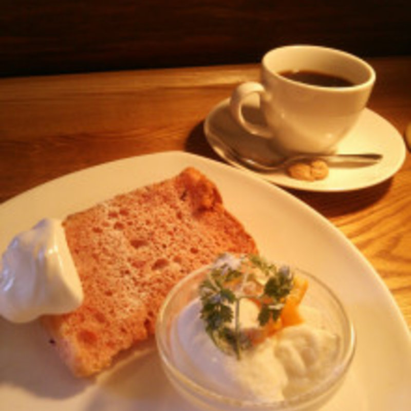 桜のシフォンケーキと杏仁豆腐(二葉カフェ)