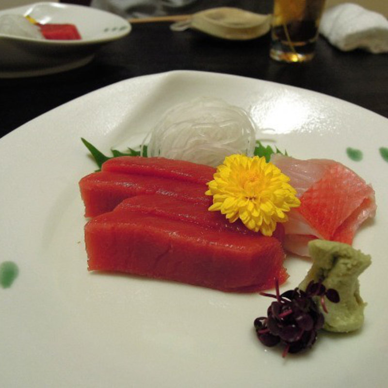 本マグロの赤身と金目鯛のお造り(二輪つらつら)