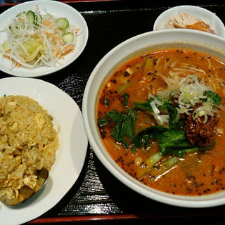 坦々麺とカレーチャーハンのセット(五福楼 富里店 （ゴフクロウ）)