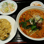 坦々麺とカレーチャーハンのセット(五福楼 富里店 （ゴフクロウ）)