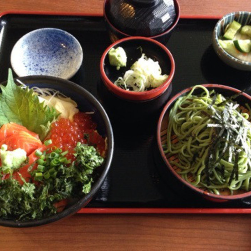 鮭ルイベ丼の茶蕎麦セット(佐藤水産 サーモンファクトリー )