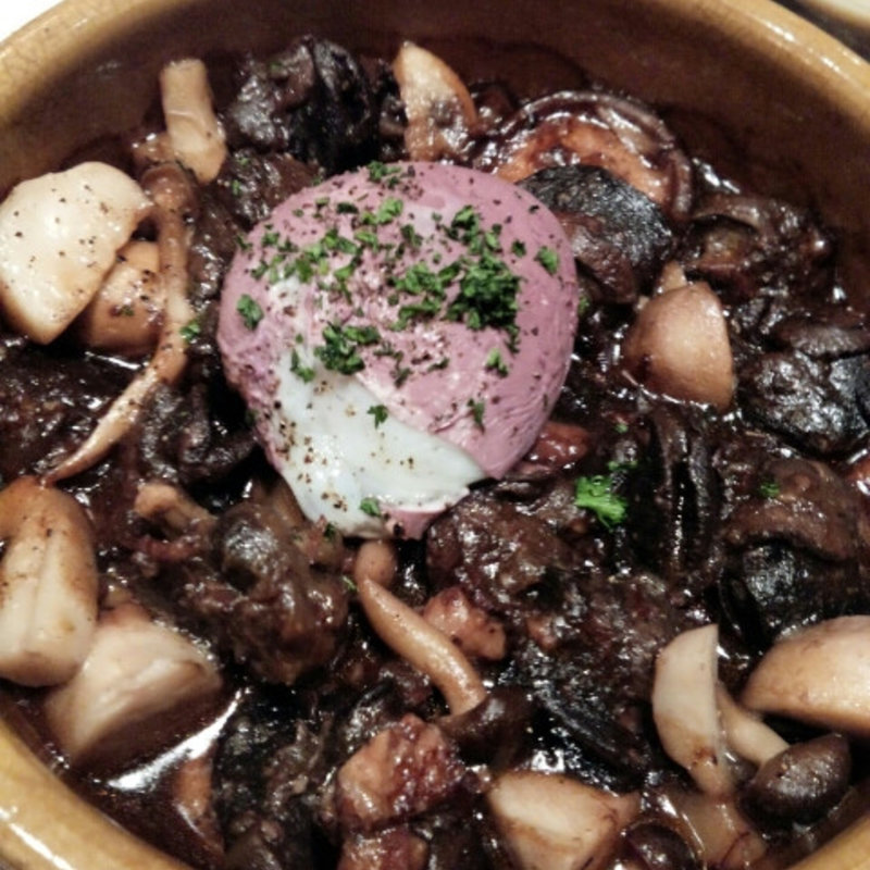 エスカルゴの赤ワイン煮赤ワインの半熟卵添え(俺のフレンチ TOKYO )