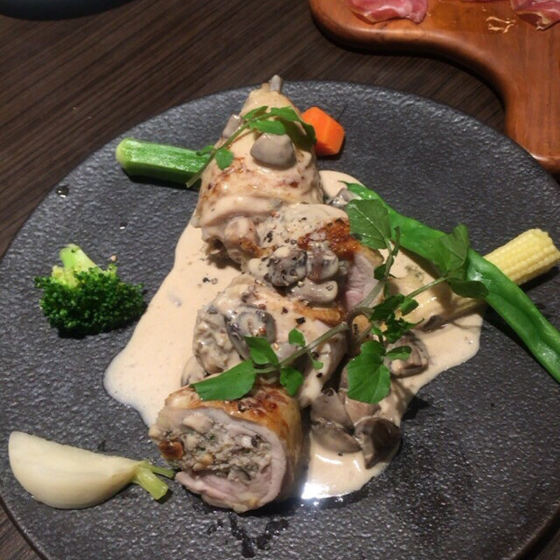 きのこを詰めた博多地鶏もも肉のロースト(俺のフレンチ 博多)