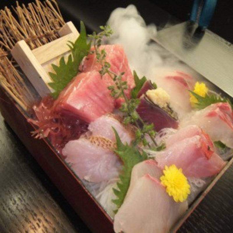 その日仕入れた新鮮な魚を堪能できる『旬魚7種盛り』(俺の魚を食ってみろ!! 田町次店)