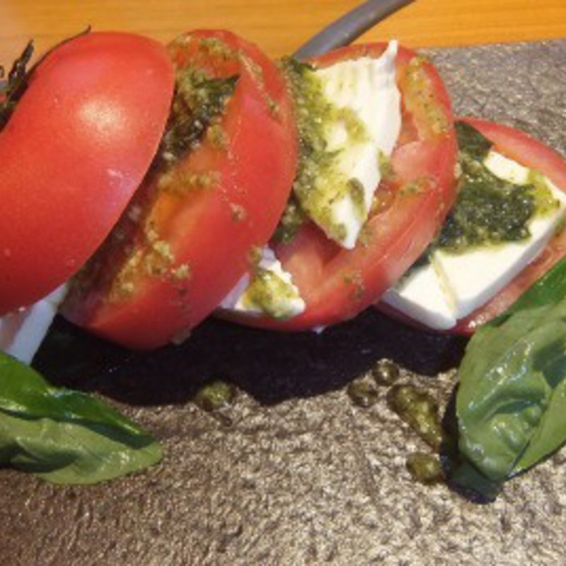 トマトとクリームチーズのカプレーゼ～特製ソースをかけて～(司 神楽坂・飯田橋店)