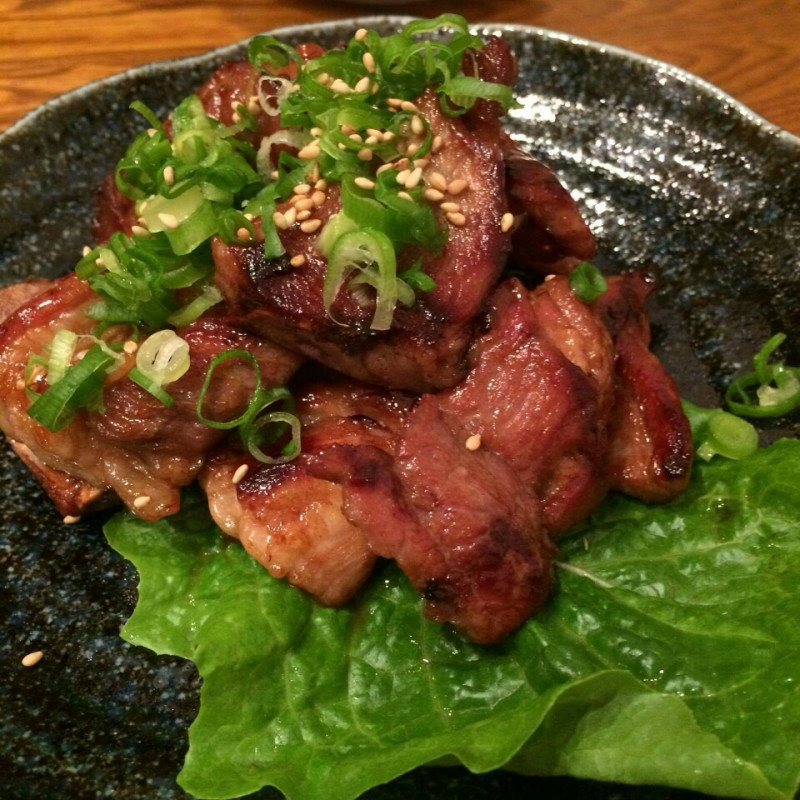 骨付きカルビの鉄板焼(韓国食堂 入ル)