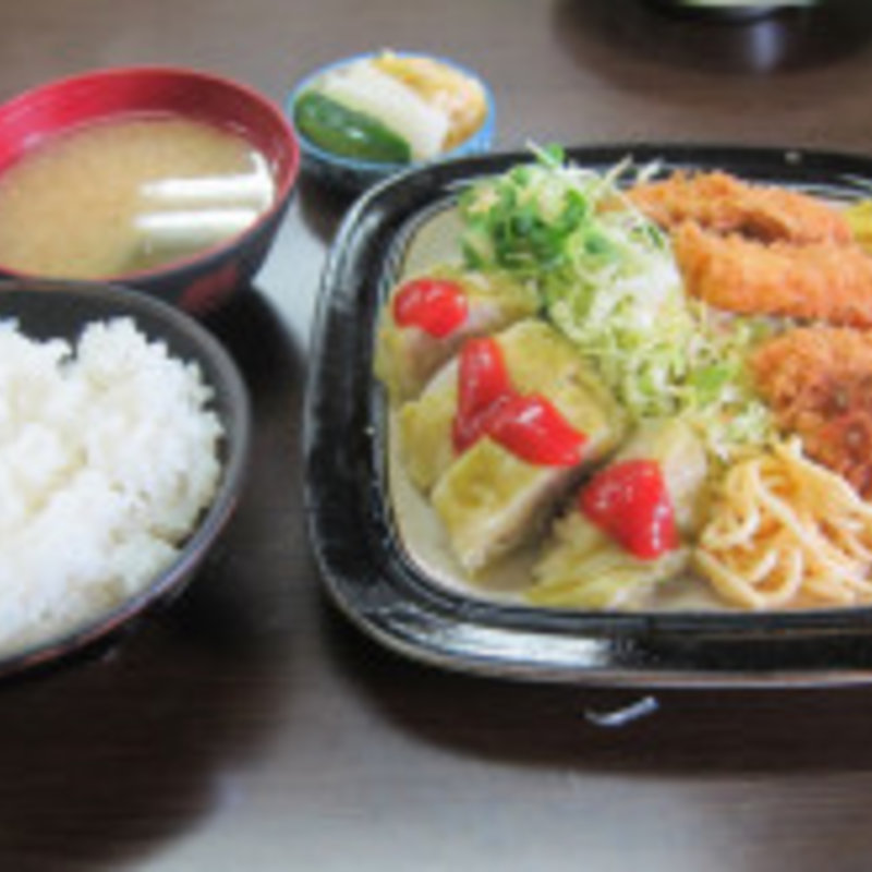 ロールキャベツとヒレカツ・イカ・アジフライの盛り合わせ（日替わりランチ）(八幡屋)