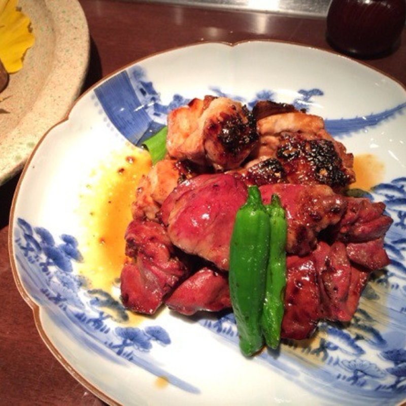 鶏もも肉とレバーを盛り合わせ(八重洲 とよだ)