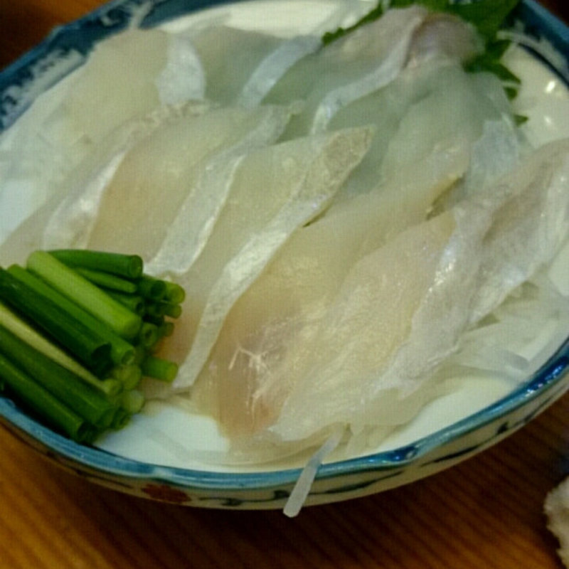 カワハギの刺身(肝添え)(割烹 福虎)