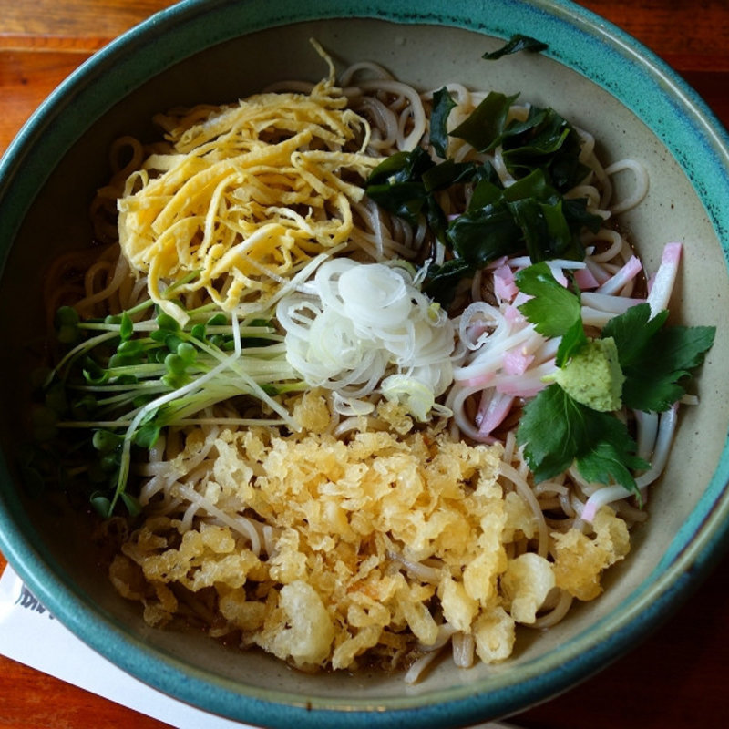 冷やしたぬきそば（大盛り）(加賀屋)