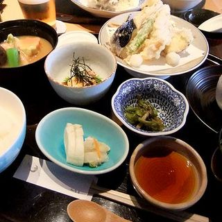 河豚と野菜の天ぷら、合鴨の治部煮御膳(日本料理 加賀屋 博多店)