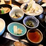 河豚と野菜の天ぷら、合鴨の治部煮御膳(日本料理 加賀屋 博多店)