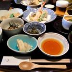 蟹と野菜の天ぷら、鱈とカブラのあっさり煮御膳(日本料理 加賀屋 博多店)
