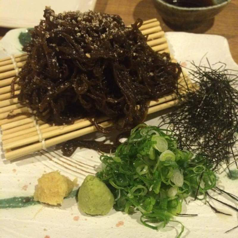 もずくそば(鰹の藁焼き 北堀江ほおずき)