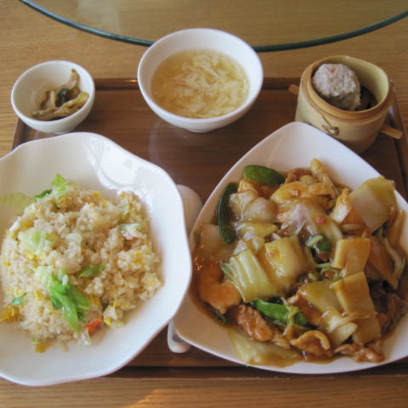 たらば蟹とレタスのチャーハン天然海老の五目あんかけやきそばセット(南国酒家 羽田空港店)