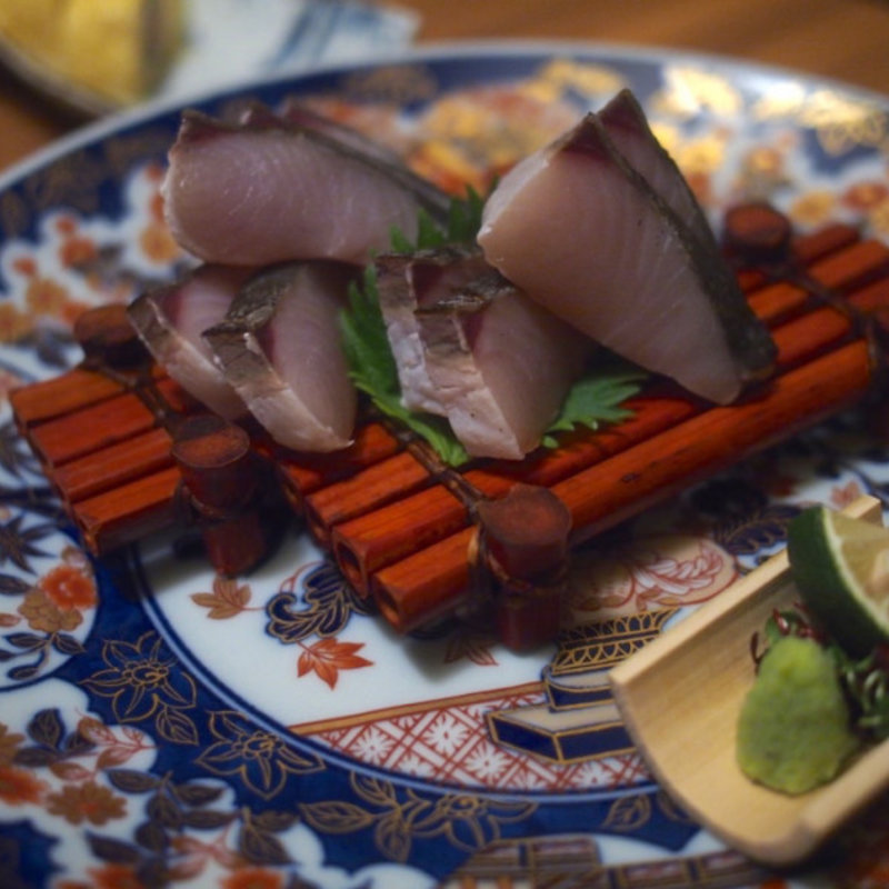 玄界灘産　寒鰆の炙り刺し　柑橘添え(博多 表邸)