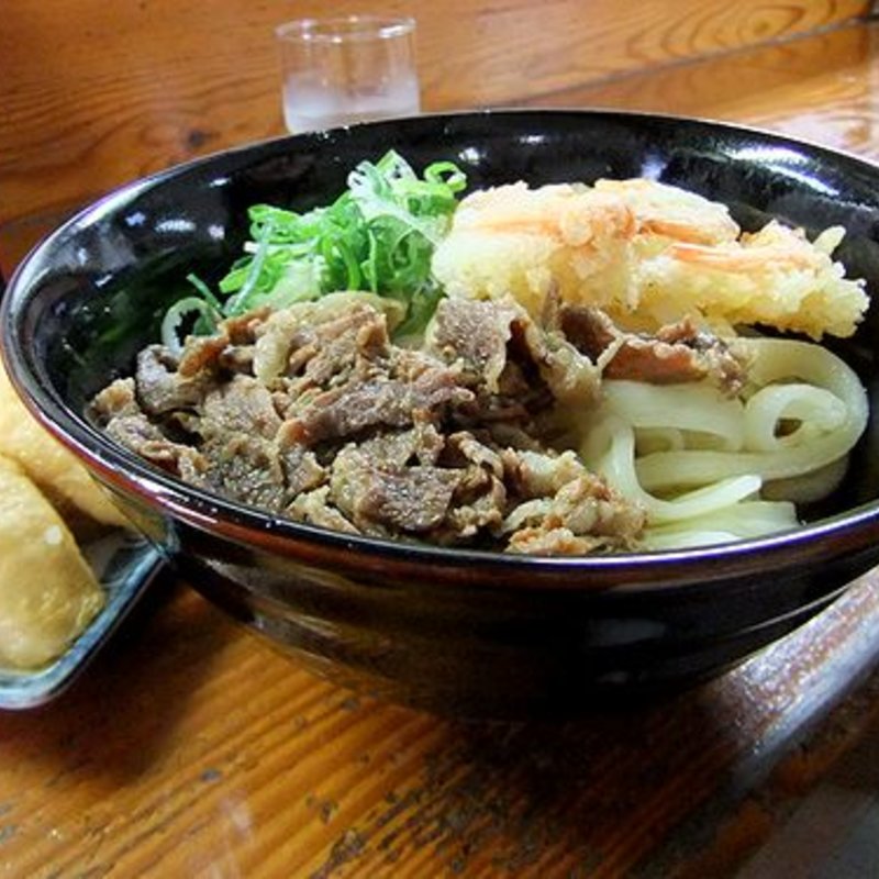スペシャルぶっかけうどん　肉、天ぷら付き(博多さぬきうどん 渡辺通店)