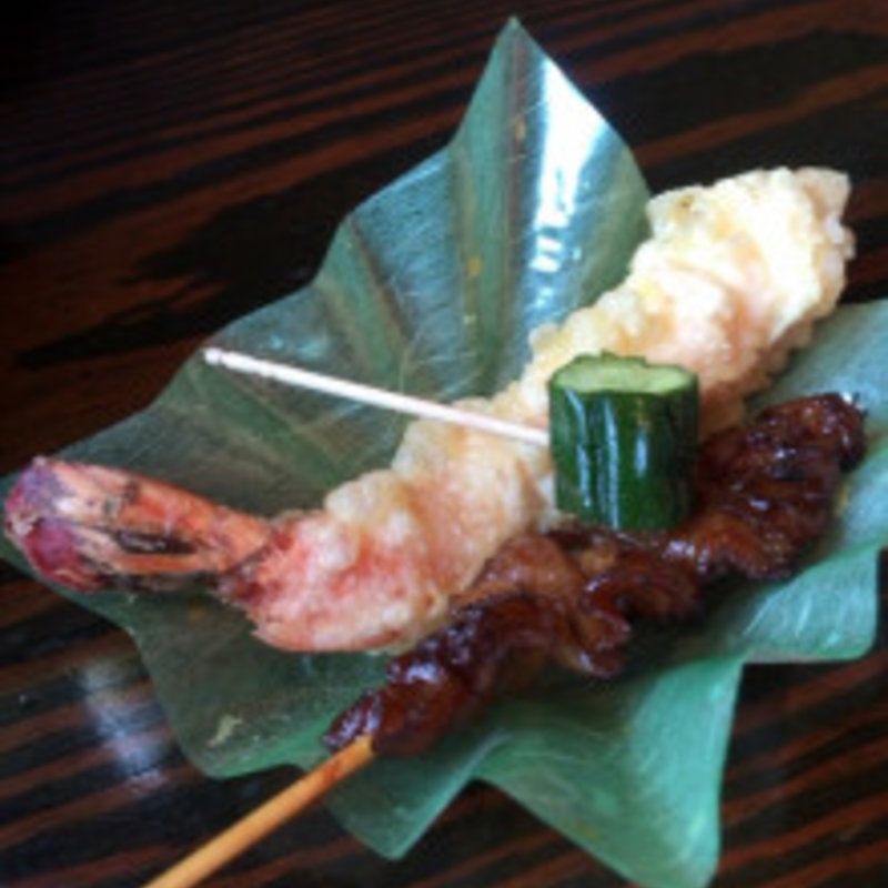 キュウリの辛子漬け、海老のてんぷら、鶏皮の焼き鳥盛り(博多べい)