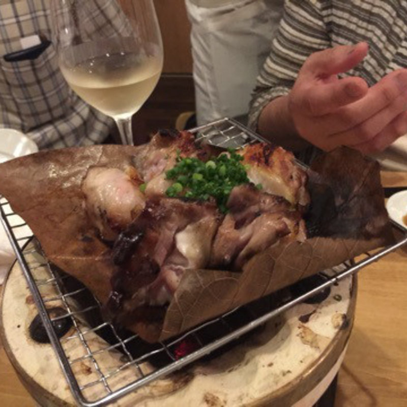 赤鶏の朴葉焼き(博多ほたる 西中洲本店)