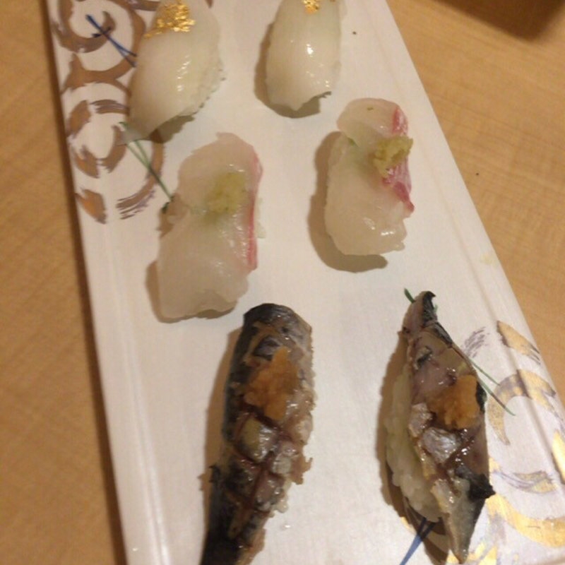 炙りイワシ、活鯛、黄金イカの3貫(博多寿司処 尾之上)