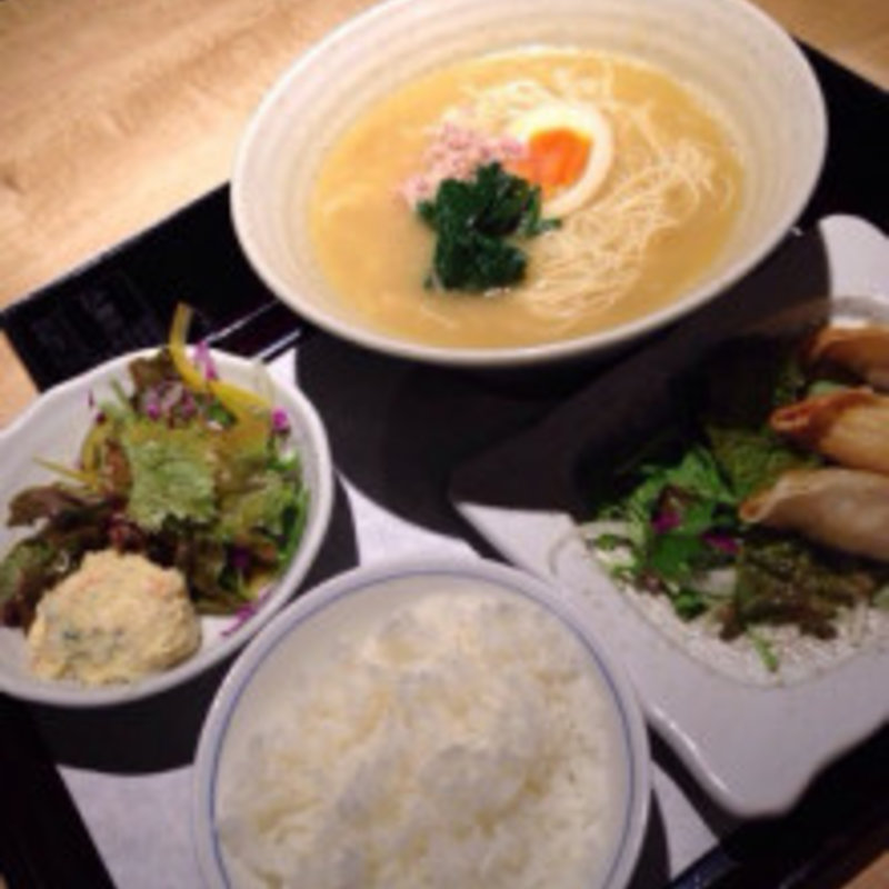 ラーメンとご飯と餃子のセット(博多松すけ)