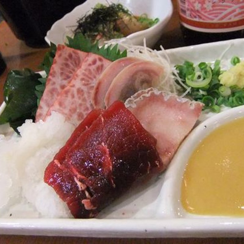 鯨の盛合せ(博多漁家磯貝 しらすくじら 博多駅前店)