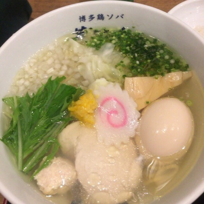 水炊きラーメンに味玉トッピング(博多鶏ソバ 華味鳥 新宿三井ビル店)