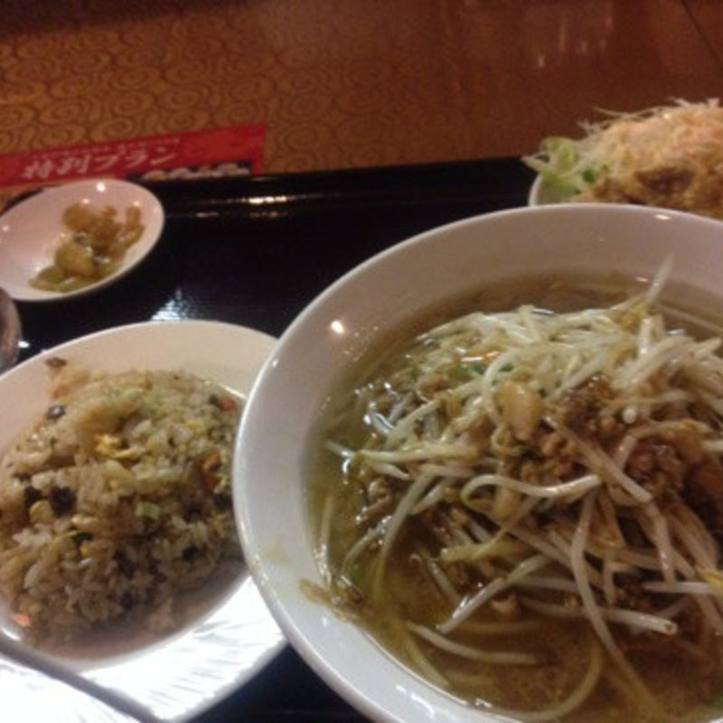 もやしたっぷりラーメン、チャーハン、ザーサイ、唐揚げ、サラダ(又来軒 岡山遊プラザ店 （ゆうらいけん）)