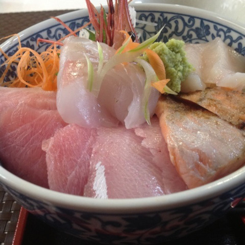 海鮮丼(友福丸 （ともふくまる）)
