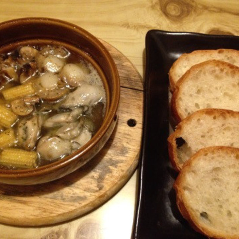 カキと稚貝のアヒージョ(呑食里 （ドングリ）)