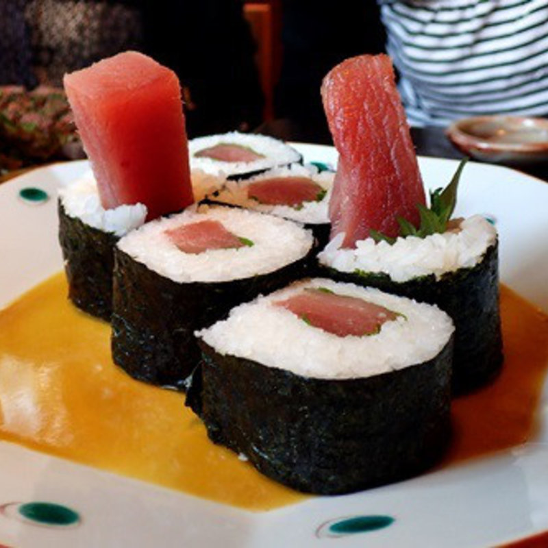 はみ出る鉄火巻(神田 魚えん)