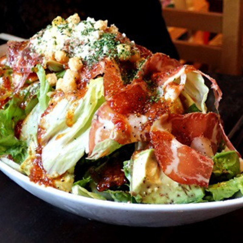 生ハムとアボカドのサラダ(神田 魚えん)