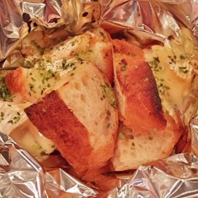 バケットとモッツァレラチーズのホイル焼き(一と九)