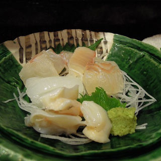 カンパチ、タイ、ヒラメ、白イカ（ケンサキ）、バイ貝の5種(喜多八寿司 )