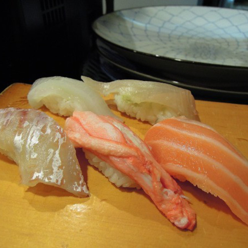 白イカ・カンパチ・タイ・カニ・サーモンのにぎり(喜多八寿司 )