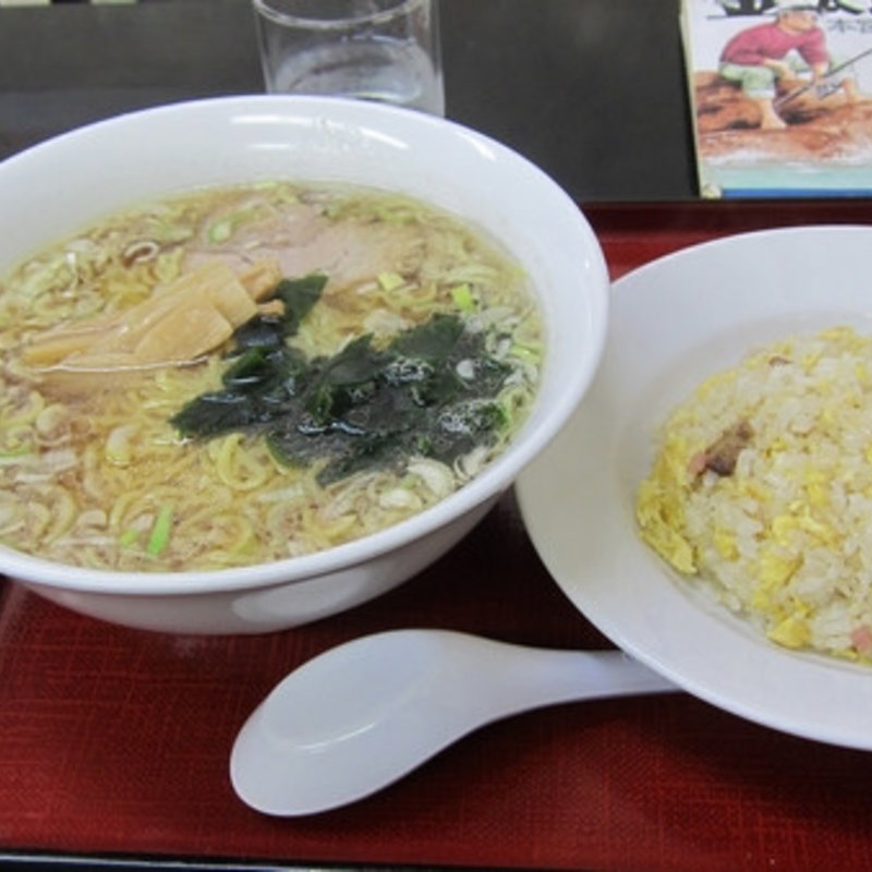 ラーメンと半チャーハンのセット(中華料理 喜楽)