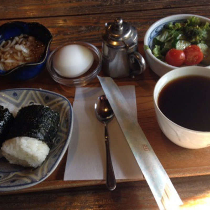 おにぎりモーニング(喫茶とうへん木)