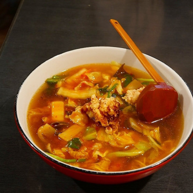 前菜ですね～蒸しどりと中華くらげ。卵スープ、ちょっと一口頂いて～なかなかいい出汁がでてますね。エビマヨとサラダ。蒸し物、三種類も～～酢豚、これも一摘み。甘酢の塩梅がいいですね。エビチリ、麻婆豆腐。山椒が効いてますよ。最後が、あんかけやきそば。これでプチコースなんかね～～(喰龍)