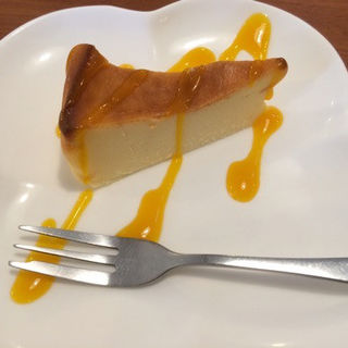 チーズケーキ（マンゴーソース付）(四季彩 )