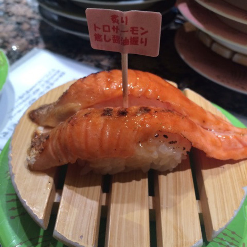トロサーモン焦し醤油握り(回転寿司根室花まる JRタワーステラプレイス店)