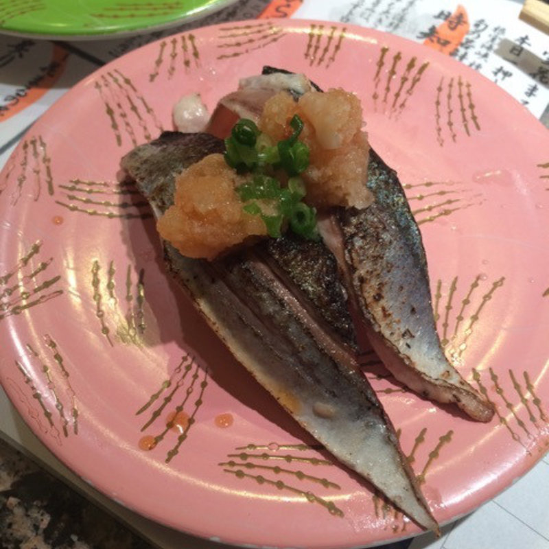 秋刀魚の炙りポン酢のせ(回転寿司根室花まる JRタワーステラプレイス店)