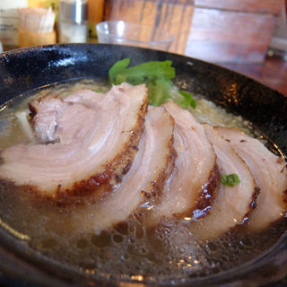 チャーシュー入り塩ラーメン(塩らー麺 本丸亭 横浜元町店)