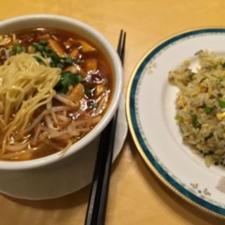 五目炒飯＋ミニ麻婆麺（日替わりランチ）(外苑飯店 （ガイエンハンテン）)