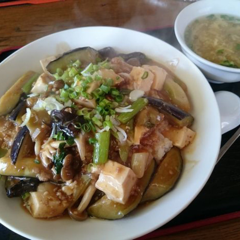 具沢山のマーボー丼(イエライシャン（夜来香）)